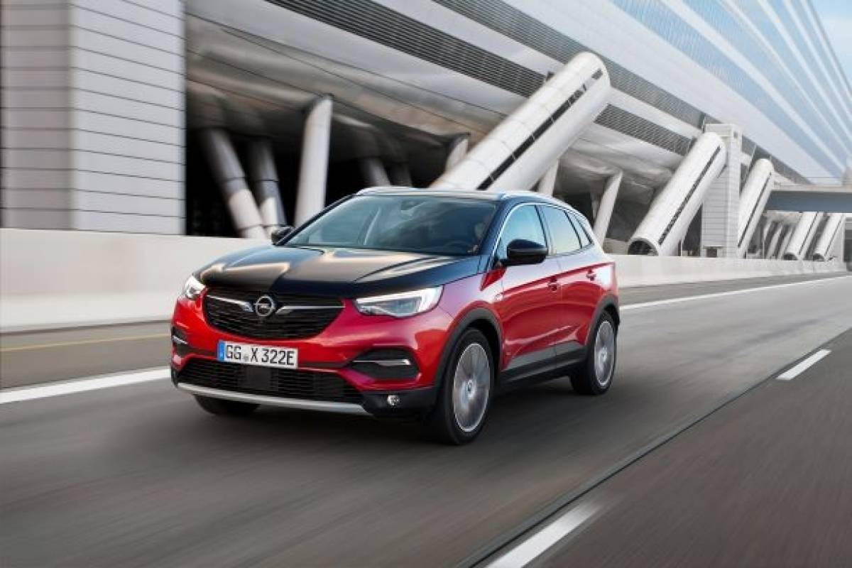 Το Grandland X Hybrid4 της Opel μπαίνει στην πρίζα