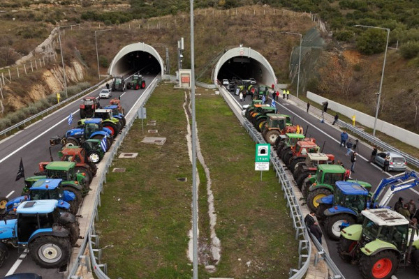 Έξοδος Χριστουγέννων υπό προϋποθέσεις στα μπλόκα – Αγρότες και Τροχαία σε διαφορετική γραμμή