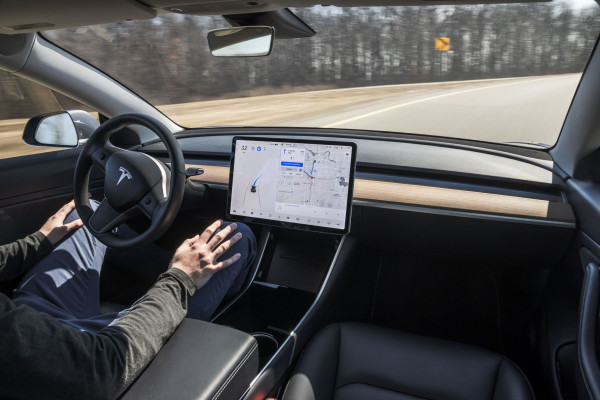 Tesla: Ανάκληση οχημάτων λόγω ελαττώματος στον «αυτόματο πιλότο»