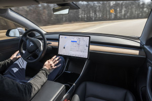 Tesla: Ανάκληση οχημάτων λόγω ελαττώματος στον «αυτόματο πιλότο»