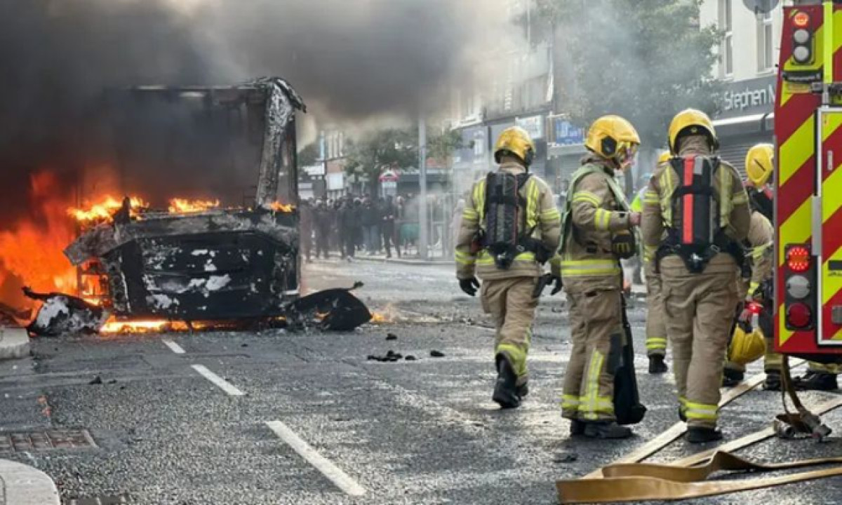 Μπέλφαστ: Νύχτα άγριων επεισοδίων κατά μεταναστών μετά από επίθεση Σουδανού με μαχαίρι