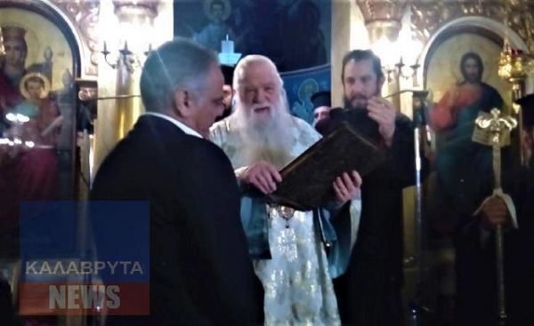 Η αντίδραση Σκουρλέτη όταν ο Αμβρόσιος τον προέτρεψε να ασπαστεί το Ευαγγέλιο (βίντεο)