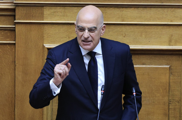 Δένδιας: Καμία μεταφορά οπλισμού στην Ουκρανία, πουλάμε πεπαλαιωμένο υλικό