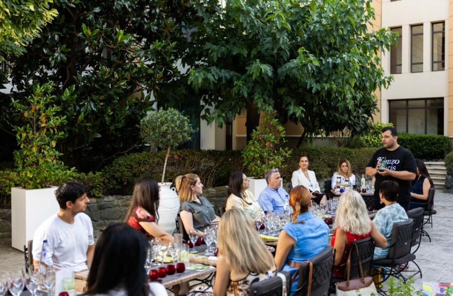 AT THE TABLE: Νέα σειρά γαστρονομικών εμπειριών του Hyatt Regency Thessaloniki - Greek Olive Oil &amp; Honey Tasting