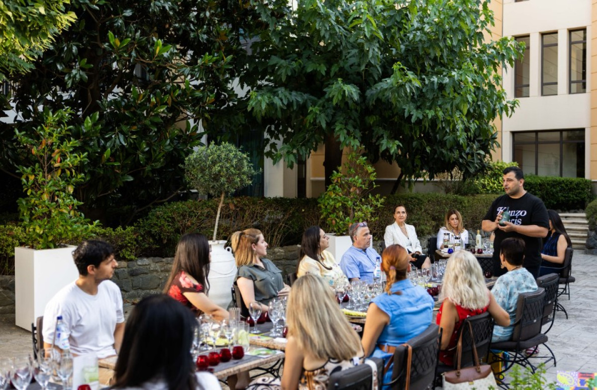 AT THE TABLE: Νέα σειρά γαστρονομικών εμπειριών του Hyatt Regency Thessaloniki - Greek Olive Oil &amp; Honey Tasting