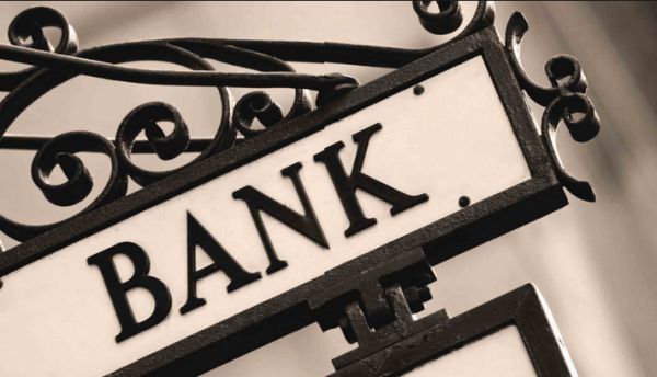 Αυστηρότερες ρυθμίσεις για τα μπόνους τραπεζιτών συζητώνται στη Βρετανία