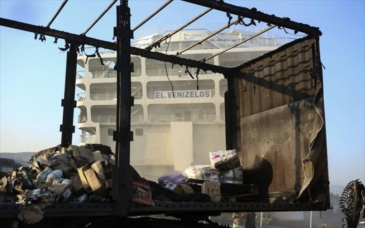 Παραμένουν μικρές εστίες φωτιάς στο Ελευθέριος Βενιζέλος