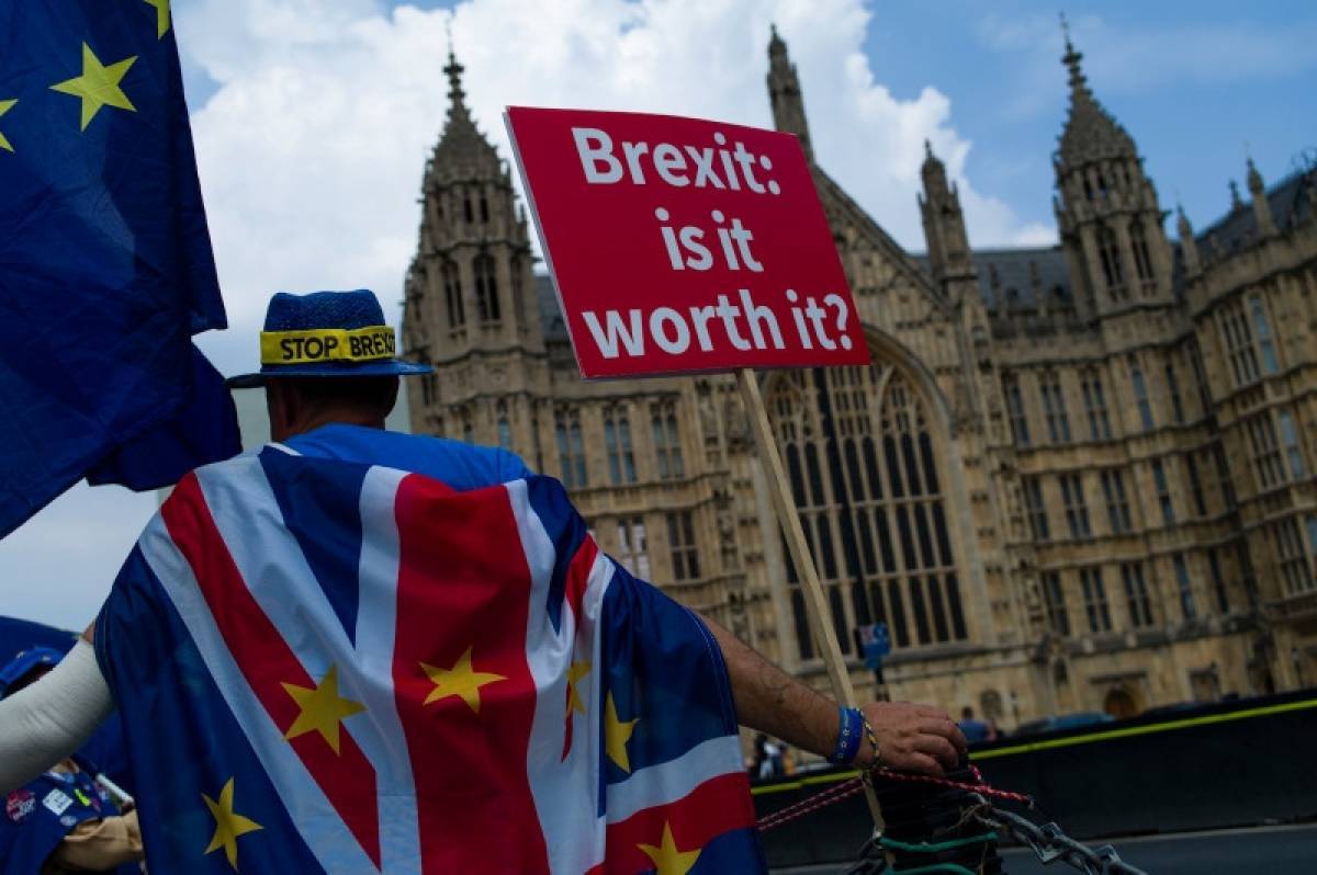 Υπό το φόβο Brexit οι Βρετανοί, αποθηκεύουν λίρες και τρόφιμα