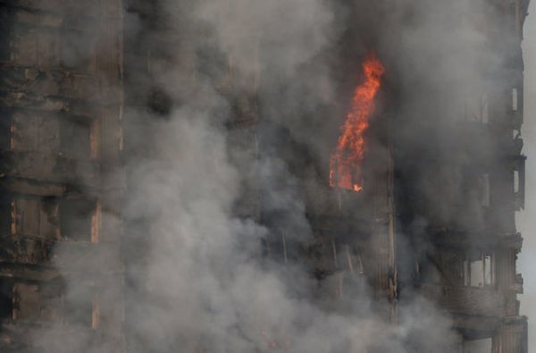 Πυρκαγιά-Λονδίνο: Στους δώδεκα οι επιβεβαιωμένοι νεκροί, παραμένουν εκατοντάδες αγνοούμενοι