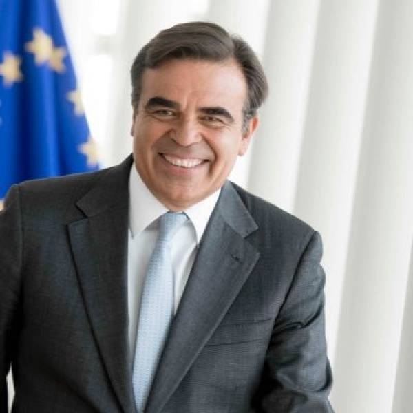 Στις Βρυξέλλες κάνουν πλάκα στην Μέι με στίχο των Spice Girls (video)