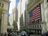 Ήπιες διακυμάνσεις στη Wall Street μετά τα ρεκόρ