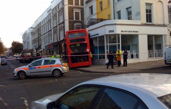 Λονδίνο: Έξι τραυματίες από λεωφορείο που έπεσε σε κατάστημα
