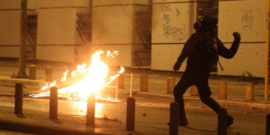 Εξάρχεια: Τραυματίας αστυνομικός από επίθεση με μολότοφ