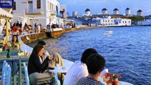 Αν «παίζουμε με τη φωτιά», αξίζει το ρίσκο του τουρισμού;