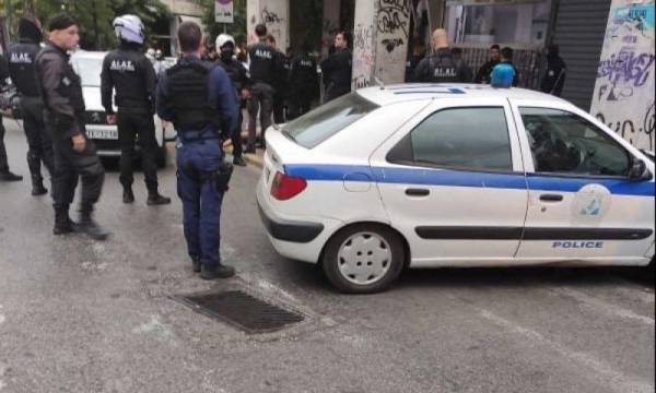 Συναγερμός στο κέντρο της Αθήνας: Αυτοκίνητο εμβόλισε μηχανές της ΔΙ.ΑΣ.
