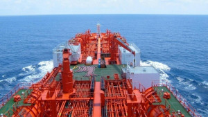 Έκρηξη σε δεξαμενόπλοιο ανοιχτά του Ομάν: Ασφαλές το πλήρωμα, διαρροή καυσίμων στη θάλασσα