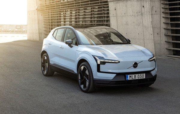 Ακόμη ένα ιστορικό ρεκόρ πωλήσεων για τη Volvo παγκοσμίως και τριπλάσιες πωλήσεις αμιγώς ηλεκτρικών στην Ελλάδα, με «οδηγό» το EX30
