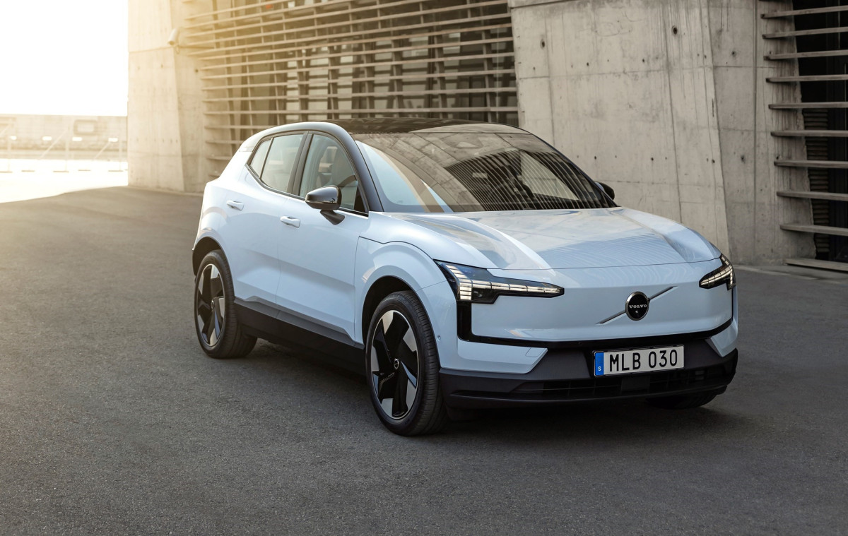 Ακόμη ένα ιστορικό ρεκόρ πωλήσεων για τη Volvo παγκοσμίως και τριπλάσιες πωλήσεις αμιγώς ηλεκτρικών στην Ελλάδα, με «οδηγό» το EX30