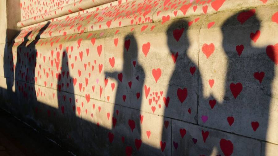 Λονδίνο: Ένας τοίχος γεμάτος καρδιές για τις ζωές που χάθηκαν στην πανδημία