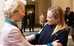 «Αγκαλιά» της Φον ντερ Λάιεν στη Μελόνι, στο...βωμό της επανεκλογής