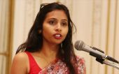 Ινδή διπλωμάτης που κατηγορείται για απάτη εγκατέλειψε τις ΗΠΑ