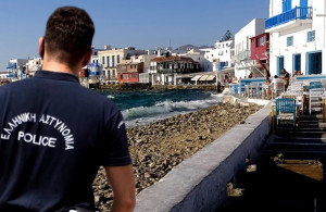 ΕΛΑΣ: Μπαράζ συλλήψεων σε Σαντορίνη, Μύκονο, Ίο και Μήλο