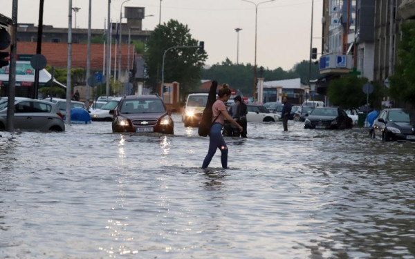 Πλημμύρες στη Θεσσαλονίκη: Προβλήματα σε δρόμους- Παρασύρθηκαν ΙΧ