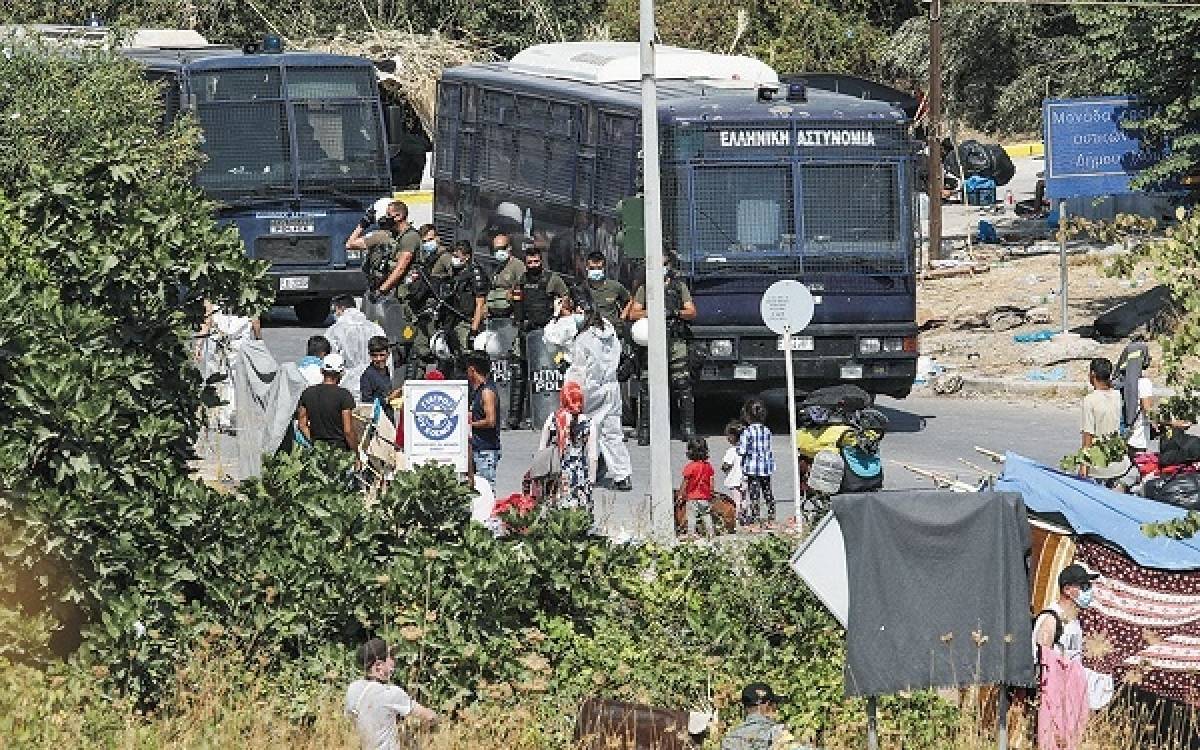 Λέσβος: Συνεχίζονται οι αστυνομικές επιχειρήσεις-Στο νέο καταυλισμό το 40%