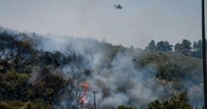 Μαίνεται το πύρινο μέτωπο σε Βαρνάβα και Ελευσίνα- Απομακρύνθηκαν κάτοικοι