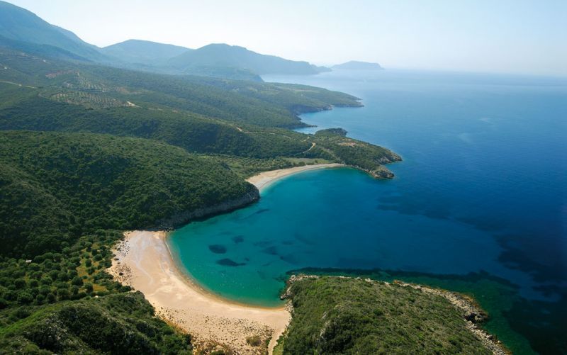 Costa Navarino: Βάζει σε θέση ισχύος τη Μεσσηνία απέναντι … στη Σαρδηνία