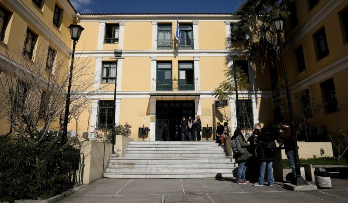 Ελεύθερη υπό όρους η εφοριακός που κατηγορείται για απευθείας αναθέσεις