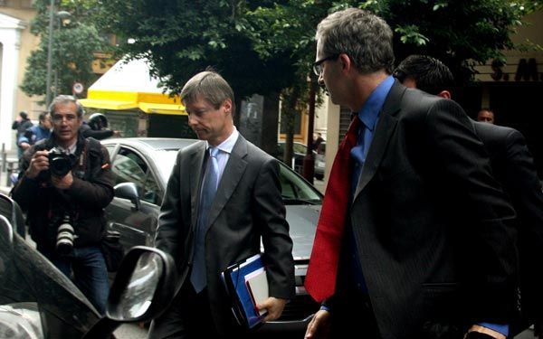 Με δόσεις 30% του εισοδήματος των δανειοληπτών, περίοδο χάριτος 4 χρόνια και κυμαινόμενο επιτόκιο η ρύθμιση για τα υπερχρεωμένα νοικοκυριά