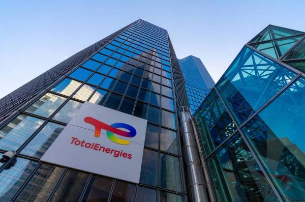 Η TotalEnergies υπογράφει συμφωνίες LNG με το Ομάν