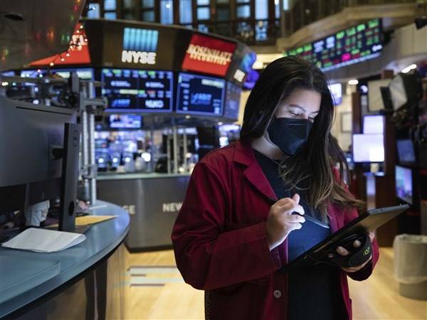 Νωθρό ξεκίνημα με μικρές απώλειες για τη Wall Street