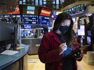 Νωθρό ξεκίνημα με μικρές απώλειες για τη Wall Street