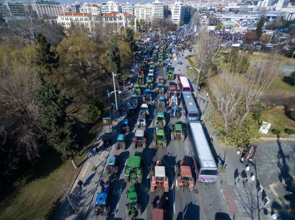 Επεισόδια Θεσσαλονίκη: Ματαίωσαν τα εγκαίνια της Agrotica οι αγρότες-Μπλόκα παντού