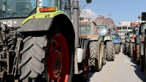 Αγρότες: Συνεχίζουν με αποκλεισμούς δρόμων, τελωνείων και λιμανιών