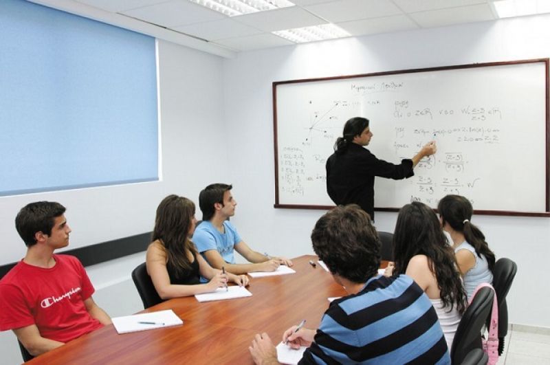 Κατατέθηκε ερώτηση στη Βουλή για το ΦΠΑ στα φροντιστήρια
