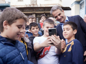 Πώς κάηκαν στο δρόμο οι «βιαστικοί» που προεξόφλησαν την πτώση του Μητσοτάκη