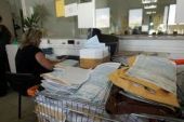 Εφορία: Απειλές κατασχέσεων ακόμα και για οφειλές 300 ευρώ