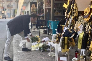 Ο Μ. Σχοινάς άφησε λουλούδια στη μνήμη του Μιχάλη