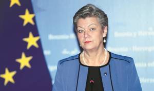 Επίτροπος Γιούανσον: Στις ΗΠΑ για τη συνεργασία στο μεταναστευτικό