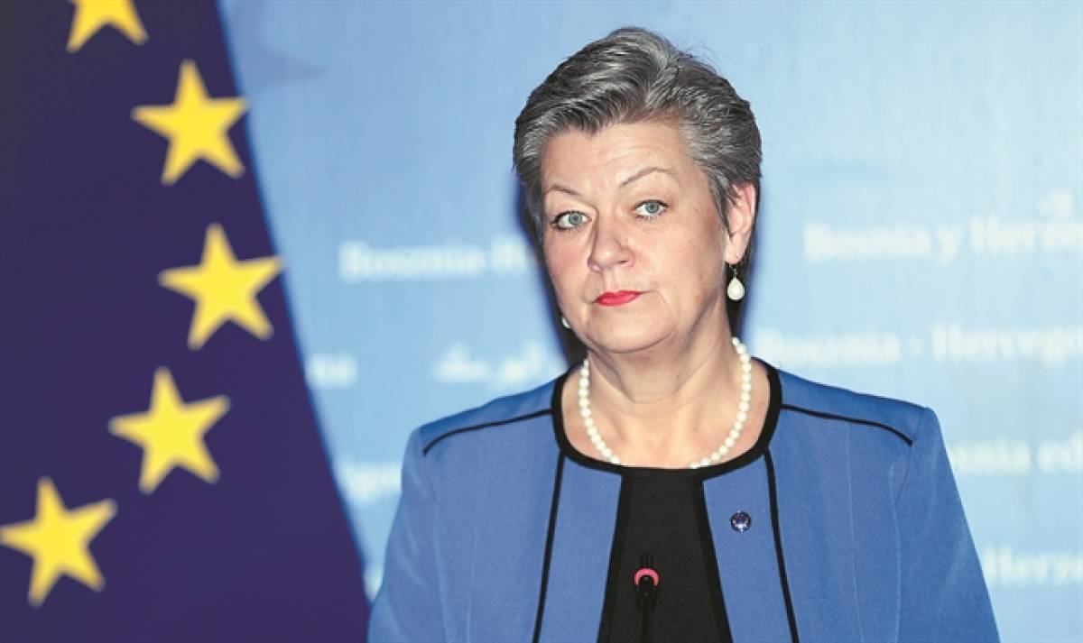 Επίτροπος Γιούανσον: Στις ΗΠΑ για τη συνεργασία στο μεταναστευτικό