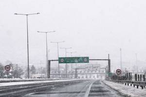 Αθηνών-Λαμίας: Μόνο με αλυσίδες τα ΙΧ από τη γέφυρα Καλυφτάκη