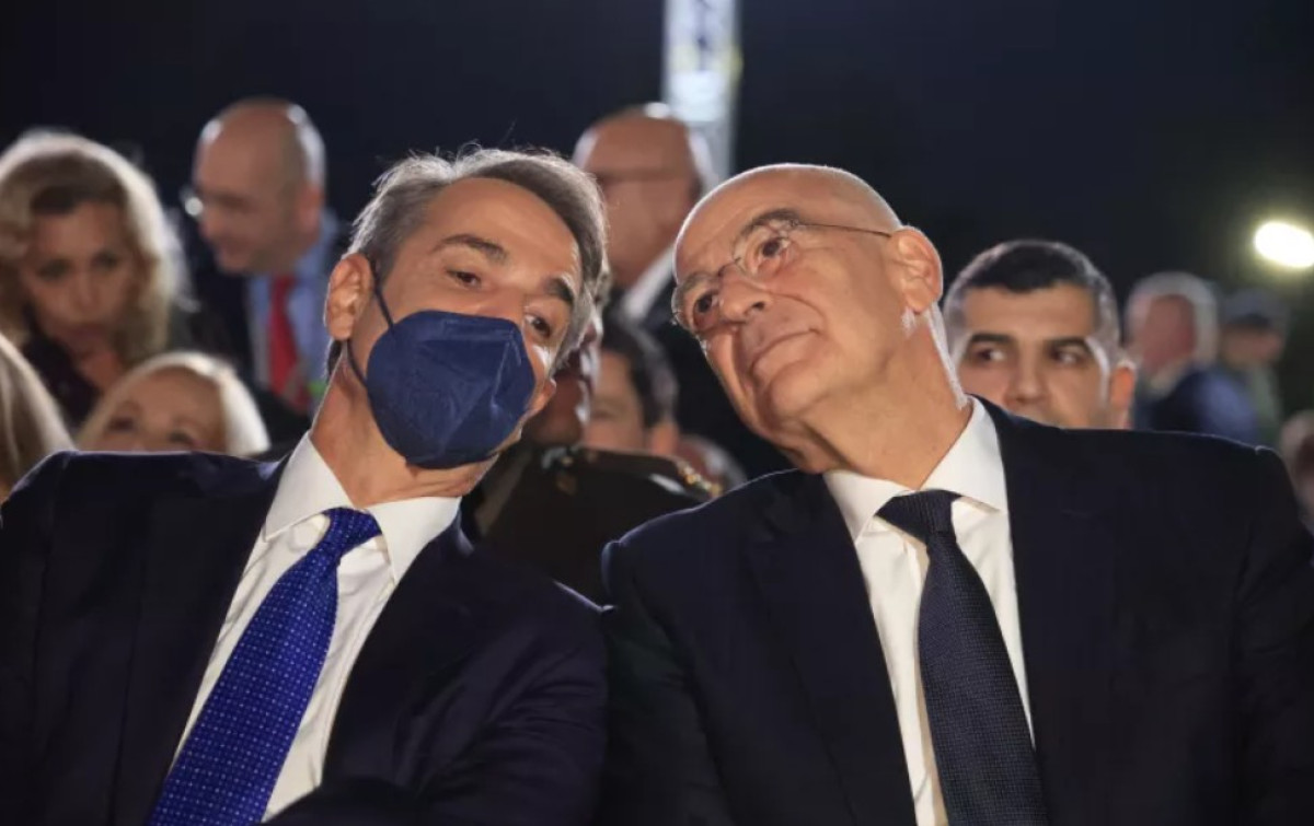Μητσοτάκης: Με μάσκα στα αποκαλυπτήρια της νέας βιοκλιματικής όψης του υπουργείου Εθνικής Άμυνας
