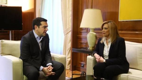 Τσίπρας-Γεννηματά «αρπάχτηκαν» στη Βουλή, με φόντο το Σημίτη
