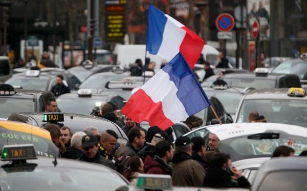 Γαλλία: Απαγορεύονται οι διαδηλώσεις για τα εργασιακά