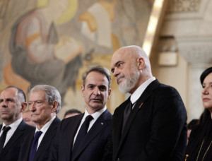 Τετ α τετ Μητσοτάκη–Ράμα σε θερμό κλίμα και με εναγκαλισμούς