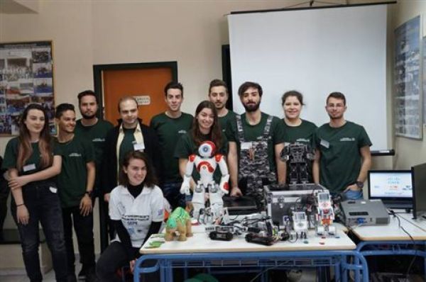Ελληνικό ρομπότ λέει τα κάλαντα (video)