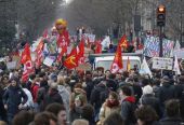 Ανυποχώρητος ο Ολάντ μπροστά στην κοινωνική αγανάκτηση για τα εργασιακά